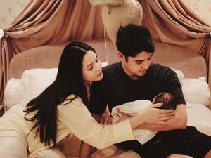 7 Potret Manis Alyssa Daguise & Al Ghazali Rayakan 1 Bulan Baby Soleil