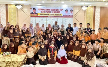 Andre Rosiade Salurkan Beasiswa PIP-Sembako untuk 97 Pelajar di Pariaman