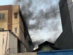 Gudang di Kalideres Kebakaran, Asap Hitam Mengepul