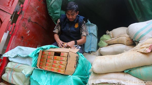 Bea Cukai Bongkar Modus Licik, Jutaan Rokok Ilegal Diselundupkan Lewat Truk Pakan