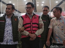 Video Kejagung Tahan Komisaris PT YAT di Kasus Korupsi Motor Listrik BGN