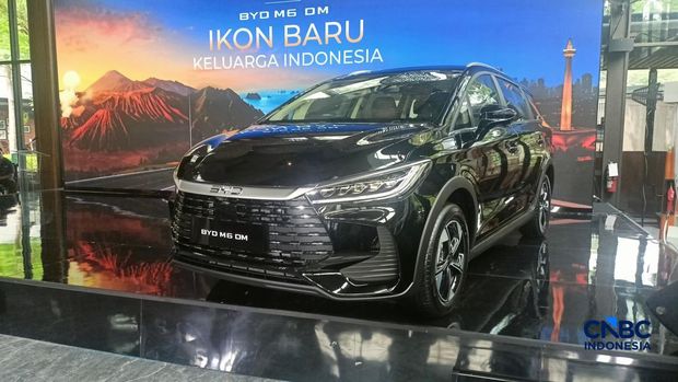 BYD M6 DM dan Operation Director PT BYD Motor Indonesia, Nathan Sun dalam peluncuram nilai BYD M6 DM di Senayan, Jaksel, Jumat (12/6/2026). (CNBC Indonesia/Ferry Sandi)