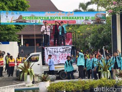 BEM Solo Raya Demo di DPRD Solo