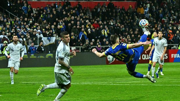 Bosnia-Herzegovina's forward #10 Ermedin Demirovic (R) kicks the ball in front of Italy's defender #23 Gianluca Mancini during the FIFA World Cup 2026 European qualification final football match between Bosnia-Herzegovina and Italy at the Bilino-Polje stadium in Zenica on March 31, 2026. (Photo by Elvis BARUKCIC / AFP)