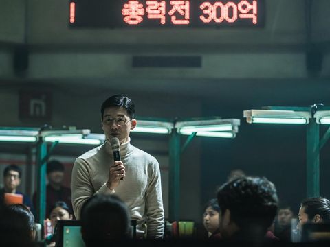 Kim Mu-yeol sebagai Pro Kwak dalam film On the Line (2021)