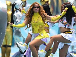 Foto: Gaya All Out Shakira di Opening Piala Dunia 2026, Pakai Baju Off-White