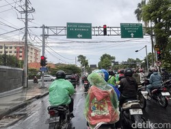 Hujan Guyur Surabaya-Sidoarjo Meski Sudah Kemarau, Ini Kata BMKG