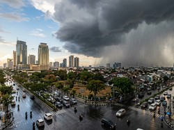 Surabaya Diguyur Hujan Padahal Sudah Kemarau, Ternyata Ini Penyebabnya