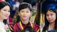 Iris Wullur Cantik Menawan Hadiri Wisuda Anak
