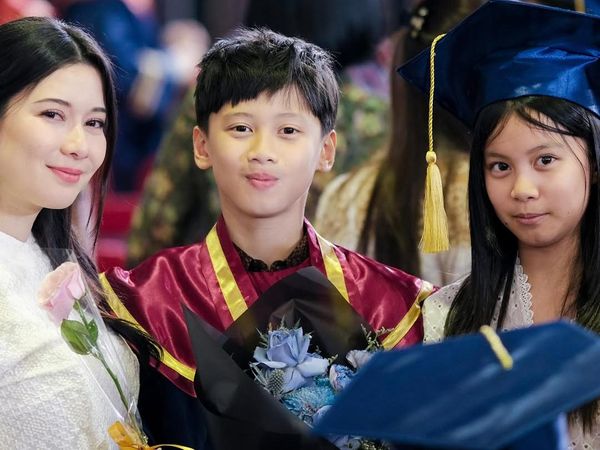 Iris Wullur Cantik Menawan Hadiri Wisuda Anak