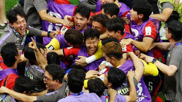 Soccer Football - FIFA World Cup 2026 - Group A - South Korea v Czech Republic - Estadio Guadalajara, Guadalajara, Mexico - June 11, 2026 South Korea's Son Heung-min celebrates with teammates and coach Hong Myung-bo after the match REUTERS/Daniel Becerril     TPX IMAGES OF THE DAY