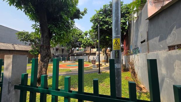 Lokasi bocah dibully hingga tersetrum tiang listrik di Taman Kramat, Jakarta Pusat. Lokasi bocah dibully hingga tersetrum tiang listrik di Taman Kramat, Jakarta Pusat.