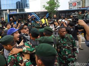 Mahasiswa dan Massa Aksi Tertahan di Kawasan Tosari Saat Menuju Bundaran HI