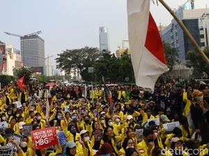 Video: Massa Mahasiswa Belum Bisa Capai Bundaran HI, Tertahan di Tosari
