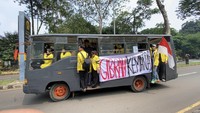 Naik Angkot dan Bus, Mahasiswa UI Berangkat Demo ke Bundaran HI