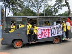 Naik Angkot dan Bus, Mahasiswa UI Berangkat Demo ke Bundaran HI