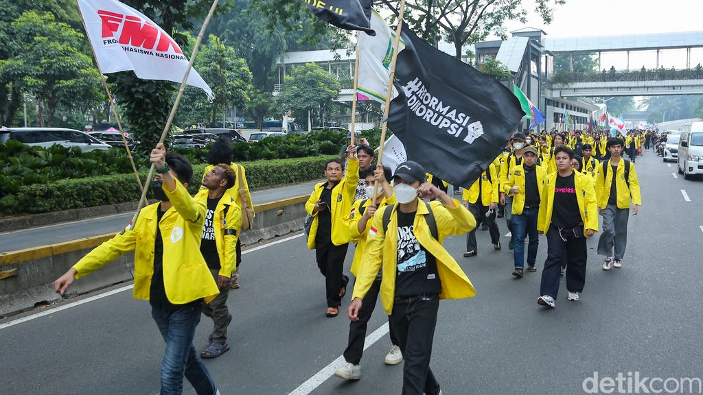 Massa BEM UI menggelar long march dari kawasan Senayan menuju Bundaran HI untuk menyampaikan aspirasi di pusat ibu kota.