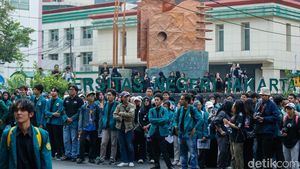 Mahasiswa UNJ Gelar Unjuk Rasa di Rawamangun