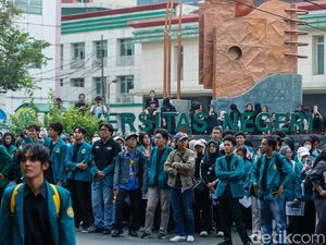 Mahasiswa UNJ Gelar Unjuk Rasa di Rawamangun