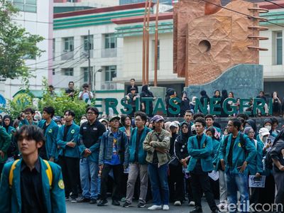Mahasiswa UNJ Gelar Unjuk Rasa di Rawamangun