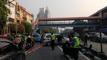 Mobil Hantam Pagar Pembatas Jalan di Pasar Senen Arah Gunung Sahari Jakpus