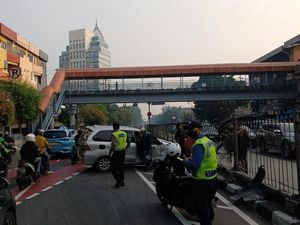 Mobil Hantam Pagar Pembatas Jalan di Pasar Senen Arah Gunung Sahari Jakpus