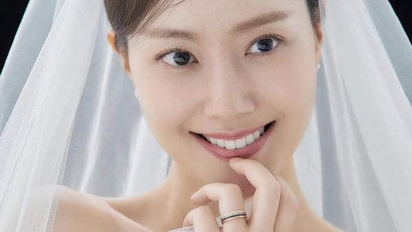 Bukan Scene Drakor, Moon Chae Won Pamer Foto Prewedding Jelang Menikah