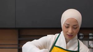 Keseruan Nikita Willy Masak Buat Keluarga, Bikin Mie Goreng dan Steak!