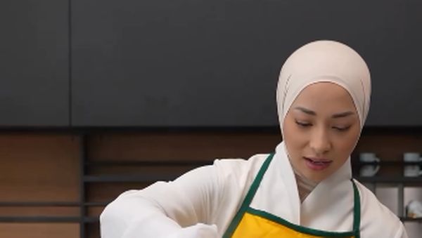 Keseruan Nikita Willy Masak Buat Keluarga, Bikin Mie Goreng dan Steak!