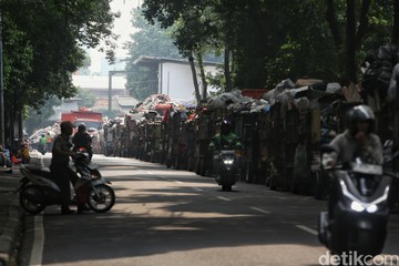 Pembatasan Kuota Pengangkutan, Gerobak Sampah Menumpuk di TPS Rawajati