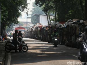 Pembatasan Kuota Pengangkutan, Gerobak Sampah Menumpuk di TPS Rawajati