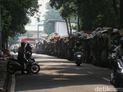 Pembatasan Kuota Pengangkutan, Gerobak Sampah Menumpuk di TPS Rawajati