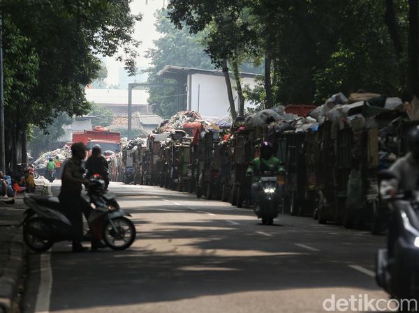 Pembatasan Kuota Pengangkutan, Gerobak Sampah Menumpuk di TPS Rawajati