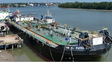 Pertamina Perluas Energi Bersih Lewat Pemasangan PLTS di Kapal Oil Barge