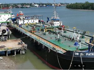 Pertamina Perluas Energi Bersih Lewat Pemasangan PLTS di Kapal Oil Barge