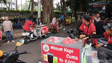 Demo Mahasiswa Belum Mulai, PKL Sudah Berebut Lapak di Lokasi