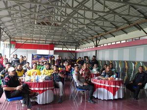 Momen Hangat Kapolda Riau dan Ojol Kamtibmas Nobar Piala Dunia di Mako Brimob