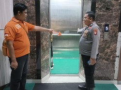 Polisi Olah TKP Lift Masjid Palangka Raya Lokasi Remaja Jatuh dari Lantai 15