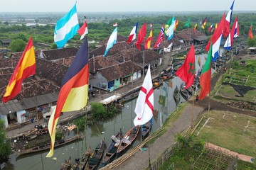 Bendera Peserta Piala Dunia 2026 Warnai Pesisir Pasuruan