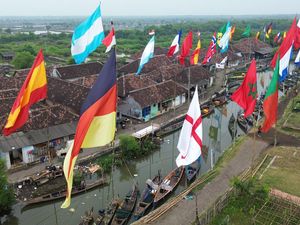 Bendera Peserta Piala Dunia 2026 Warnai Pesisir Pasuruan