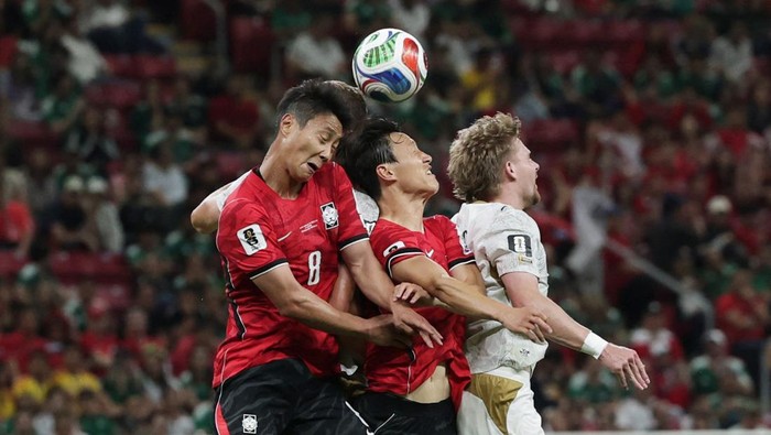 Soccer Football - FIFA World Cup 2026 - Group A - South Korea v Czech Republic - Estadio Guadalajara, Guadalajara, Mexico - June 11, 2026 South Korea's Paik Seung-ho and Lee Jae-sung in action with Czech Republic's Pavel Sulc REUTERS/Amanda Perobelli