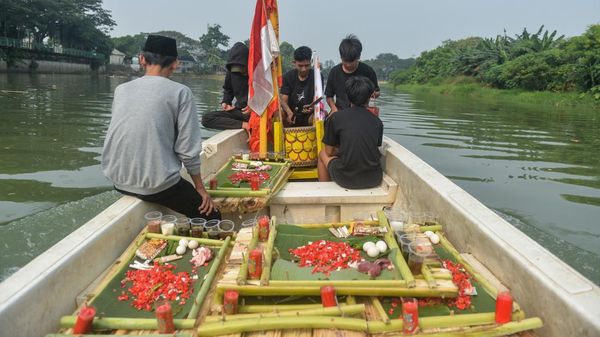 Tradisi Lepas Ancak Warnai Sungai Cisadane Jelang Festival Peh Cun