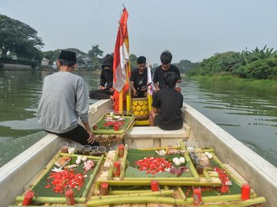 Tradisi Lepas Ancak Warnai Sungai Cisadane Jelang Festival Peh Cun