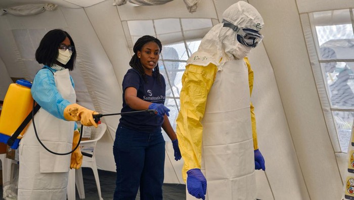 Congolese healthcare workers participate in an accelerated training session, at the newly built tents by the Samaritan's Purse International Relief, at the Scott Powell Memorial Ebola Treatment Center, as aid agencies intensify efforts to contain the Ebola outbreak caused by the Bundibugyo virus, in Bunia town, Ituri province, Democratic Republic of Congo, June 11, 2026. REUTERS/Gradel Muyisa Mumbere