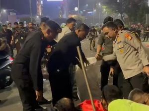 Wakapolda Metro Pimpin Bersih-bersih Sampah di Thamrin Usai Demo Mahasiswa