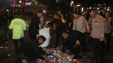 Wakapolda Metro Pimpin Bersih-bersih Sampah di Thamrin Usai Demo Mahasiswa