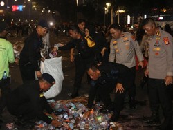 Wakapolda Metro Pimpin Bersih-bersih Sampah di Thamrin Usai Demo Mahasiswa