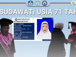 Usia 71 Tahun Tak Jadi Halangan, Yulfiati Lulus S1 Kebidanan Cumlaude