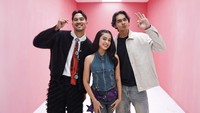 Adrian Khalif Tancap Gas Bikin Klip 2001x