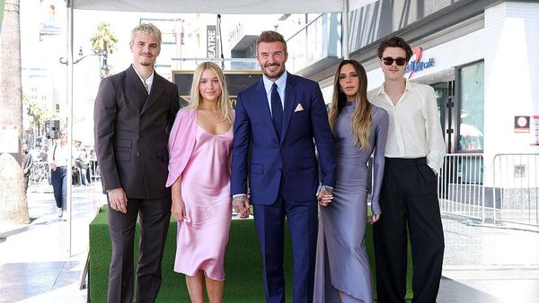 Gaya Elegan David Beckham Bareng Istri & 3 Anak Terima Hollywood Walk of Fame